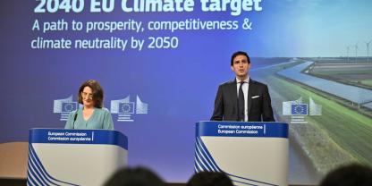 EU-Vizepräsidentin Teresa Ribera und Klimaschutzkommissar Wopke Hoekstra stellen die neuen Klimaziele und -maßnahmen vor ( v.l.n.r.).