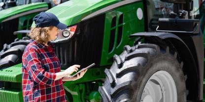 Eine Frau vor einem Traktor