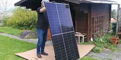 Solaranlagen und Balkonkraftwerke: Was ist im Kleingarten erlaubt?