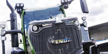 Ein Fendt mizt Logo auf der Motorhaube