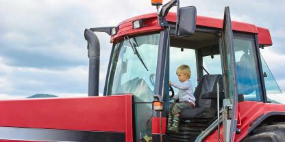 Unfälle mit Kinder auf dem landwirtschaftlichen Betrieb: Ein kurzer, unaufmerksamer Moment und schon ist nichts mehr, wie es einmal war.