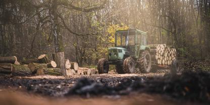 Bei Holzarbeiten unter dem eigenen Traktor eingeklemmt: Ein Landwirt musste nach einem Unfall von der Feuerwehr befreit werden. (SYMBOLBILD)