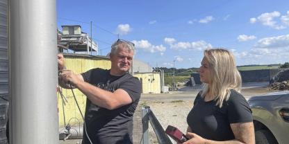 Nur 44 Prozent Methananteil im Gas – das ist nicht möglich. Michael Hofer und Alina Zacher sind mit dem Messgerät auf Fehlersuche – und werden schnell fündig.