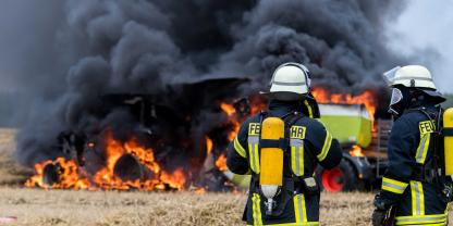 Während der Fahrt in Brand geraten: In Breddenberg musste die Feuerwehr einen brennenden John Deere Trecker löschen. (SYMBOLBILD)