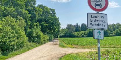 Ist ein Weg nicht für den öffentlichen Verkehr frei gegeben, dann besteht für  Waldbesitzer auch keine besondere Verkehrssicherungspflicht. Waldbesucher müssen mit waldtypischen Gefahren rechnen.