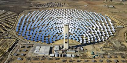 Solarpark der Superlative: Das Solarwärmekraftwerk PS10 bei Sevilla in Andalusien ist Europas erstes kommerzielles Solarturmkraftwerk.
