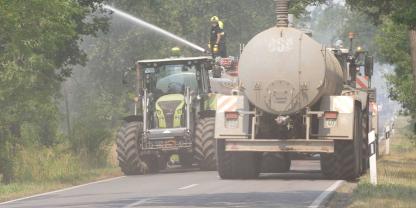 Landwirte helfen der Feuerwehr bei Waldbränden