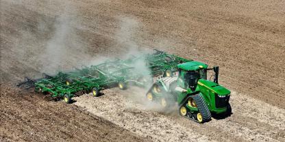 Ein John Deere auf einem Feld in den USA