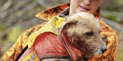 Der Hund wurde geschlagen, eine Erstversorgung mit Erste-Hilfe-Set geschieht im Wald, dann aber gehts schnell zum Tierarzt.Je nach Hudnerasse nehmen sich die Vierbeiner eine Verletzung mal mehr und mal weniger zu Herzen.