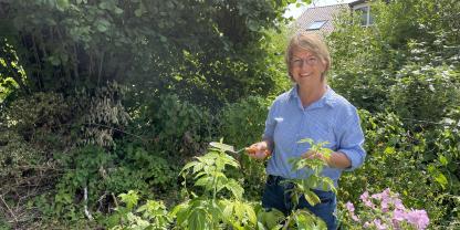Frau im Garten