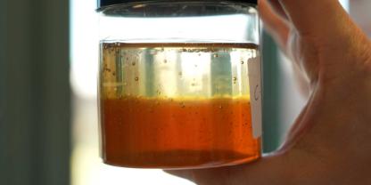 Hier ist der Sirup noch gut erkennbar. Einmal gründlich vermischt, können ihn selbst Experten kaum von echtem Honig unterscheiden.