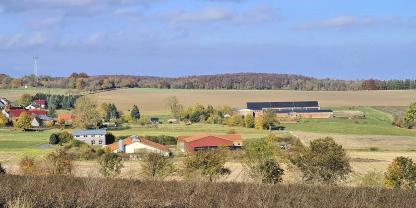Im Vordergrund sieht man die Hofstelle in Nordthüringen. Links steht das Wohnhaus, daneben der Stall und weitere Gebäude des Betriebs.