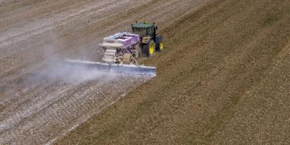 Kalk kann fast das ganze Jahr über ausgebracht werden – nicht nur nach der Ernte. Er stabilisiert den Boden und verbessert die Nährstoffaufnahme.