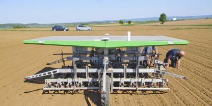 Feldroboter Farmdroid bei der Aussaat