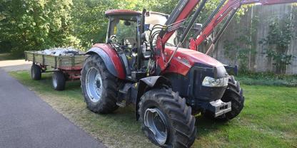 Unfall in Bissel: Der Fahrer ist geflüchtet; den kaputten Traktor mit Frontlader und einem Anhänger voll Bauschutt ließ er zurück.