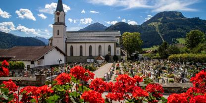 Die Pfarrkirche Bad Hindelang im Herzen der Allgäuer Alpen: Die Kirchenverwaltung möchte eine Photovoltaik-Anlage auf dem Dach installieren, doch der Freistaat sagt Nein.