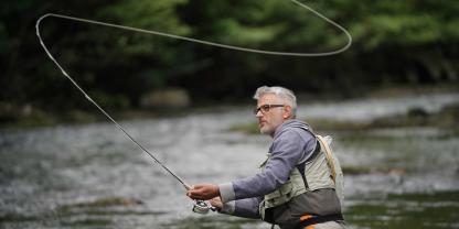 Mit dem Gewicht der Fliegenschnur holt der Angler Schwung um die kleine Fliege dem Fisch zu präsentieren.