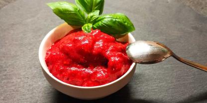 Das perfekte Sommerdessert: selbst gemachtes Himbeersorbet mit Honig und Basilikum.