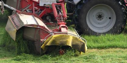 Werden Passanten beim Mähen von umherfliegenden Steinen verletzt, haftet unter Umständen der Landwirt.