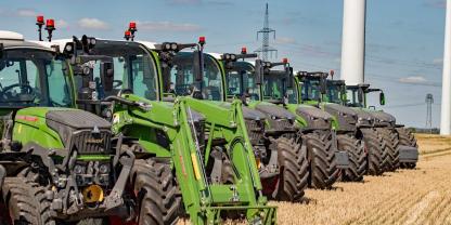 Traktor-Neuheiten aus Marktoberdorf: Fendt stellt die neuen Baureihen 800 und 500 Vario vor und führt seine Strategie bei Motor, Bedienung und Antrieb konsequent fort.