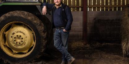 Kaleb Cooper ist die rechte (und oft auch linke) Hand von Jeremy Clarkson in der Fernsehserie Clarkson‘s Farm. Nun wurde dem Lohnunternehmer einer seiner Traktoren samt Anbaugerät gestohlen.