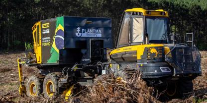 Plantamax ist eine Pflanzmaschine, die auf einem Forwarder aufgebaut wird und kleine Baumsetzlinge pflanzt.