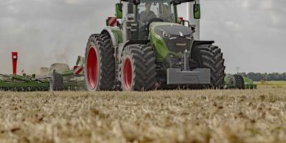 Das neue Modell Fendt 1052 Vario ist mit 550 PS der stärkste Standardtraktor, den Fendt in Marktoberdorf baut. Neu dazu kommt die Option für Zwillingsbereifung, die auch auf manchen europäischen Straßen gefahren werden dürfen.