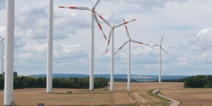 Ein Windpark auf landwirtschaftlicher Fläche (Symbolbild): Der Ausbau der Windenergie könnte in Bayern demnächst wieder ins Stocken geraten.