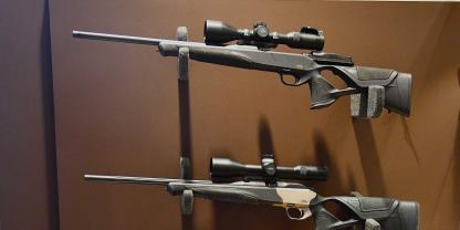 Die nahezu schon ikonische Waffe von Blaser: die R8. Von diesem Geradezugrepetierer gibt es zahlreiche Ausführungen.