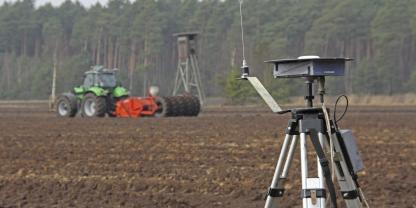 RTK-Referenzstation am Acker