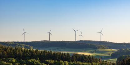 Windenergieanlagen im Wald könnten in Zukunft auch aus Holz bestehen.