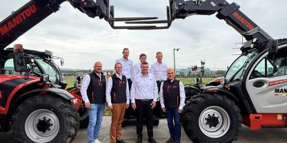 LVK zu Besuch bei Manitou Deutschland. Vorne von links: Martin Hüttinger (Gebietsverkaufsleiter Süd Manitou Deutschland), Peter Wildemann (Geschäftsführer Manitou Deutschland), Andreas Kamm (Firmeninhaber LVK), Ali Ersöz (After Sales Manager D/A/CH Manitou Deutschland).Hinten von links: Michael Schweinesbein (Werkstattleitung LVK), Jonathan Brummer (Vertrieb LVK) und Richard Pfahler (Ersatzteilleitung LVK).