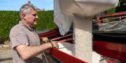 Dünger-Landwirt-AdobeStock_504709003