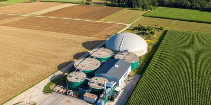 Nachdem die EU das Biomassepakete genehmig hat, stehen ab sofort höhere Ausschreibungsmengen für Biogasbauern bereit.