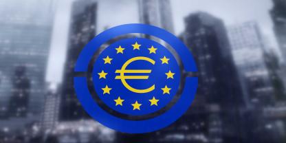 Ein Euro-Zeichen vor der Frankfurter Skyline.