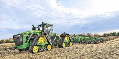 Mega-Invest für Mega-Maschinen: Der John Deere 9RX Großtraktor mit Bandlaufwerken.