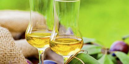 Pflaumen-Rezepte-Amaretto-aus-Pflaumenkernen_AdobeStock_89090812