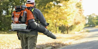 Husqvarna stellt den neuen Laubbläser 590 BTS vor.