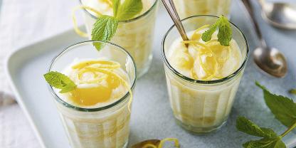 Feines Apfelmousse mit frischer Zitrone und Minze