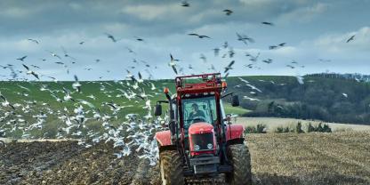 Ein Traktor auf einem Feld in England