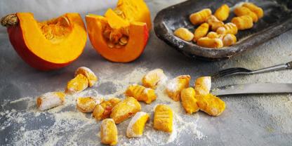 Cremig-weicher Teig: Der goldgelbe Hokkaido-Kürbis ist die Basis für diese köstlichen Gnocchi.