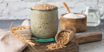Ein Glas mit Roggen-Sauerteig: Die Masse ist blubbernd und leicht säuerlich duftend - die perfekte Basis für selbstgebackenes Brot.