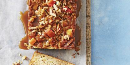 Gehaltvoll: Apfel-Walnuss-Brot mit Butterscotch-Sauce