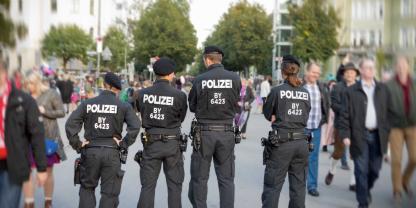 Ein Amerikaner ist auf dem Oktoberfest 2025 in Gewahrsam genommen worden. Der Grund: Er hatte einen Traditionsnicker in seiner Lederhose (Symbolbild).