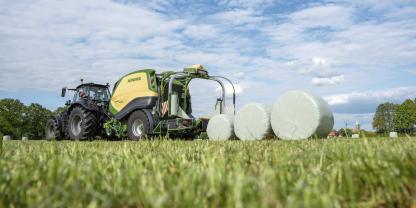 Die Krone CombiPack HDP CV 165 XC presst und wickelt Ballen von 1,00 bis 1,65 m Durchmesser.