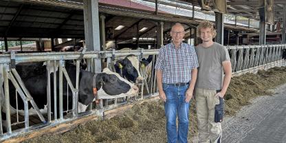 Bernd (li.) und Jan Tiemann bewirtschaften einen Milchviehbetrieb mit 135 Kühen. Daten spielen dabei für die beiden eine wichtige Rolle.