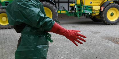 Ausrüstung zum Gesundheits- und Anwenderschutz bei Pflanzenschutzarbeiten.