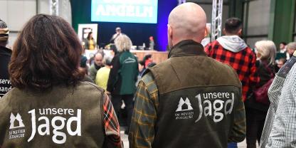 Flagge zeigen: Auch auf dem Ausstellerabend war die „unsere Jagd“ zugegen und mischte sich unter die Gäste.