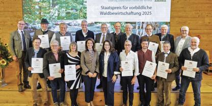 Strahlende Gesichter bei der Preisverleihung: An 15 Preisträger hat Staatsministerin Michaela Kaniber den Staatsehrenpreis für vorbildliche Waldbewirtschaftung verliehen.