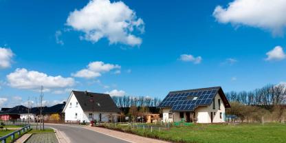 Neubau von Privathäusern: Bald soll es möglich sein, seinen Solarstrom mit dem nachbarn zu teilen. Neubau von Privathäusern: Bald soll es möglich sein, seinen Solarstrom mit dem nachbarn zu teilen.